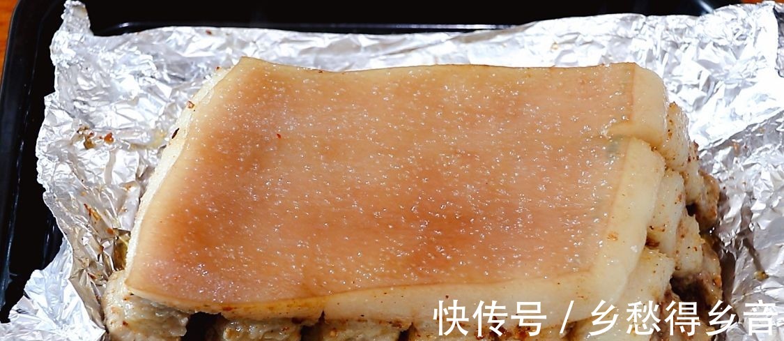 锡箔|脆皮五花肉的家常做法,搭配甜辣酱,开胃又解腻,特别的好吃!