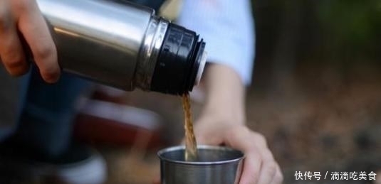 毒水|“夺命保温杯”被曝光,放入热水出来却是毒水,很多家长仍在购买