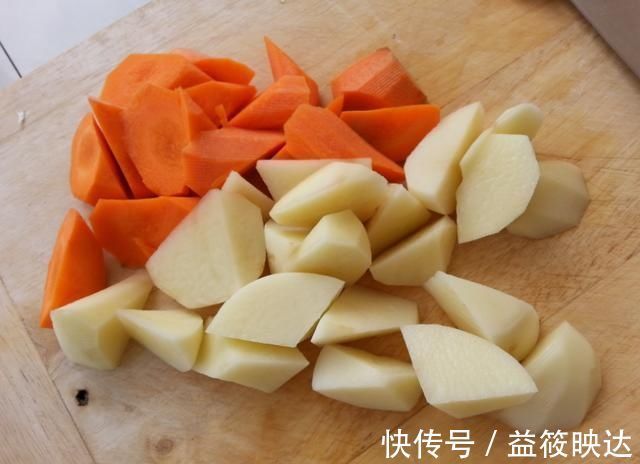 这才是土豆最过瘾的吃法，鲜香美味一口一个真好吃，做法还简单