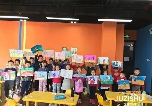 小伙用百变画笔练就“隐身术”“另类”创意,像变魔术一样惊喜不断