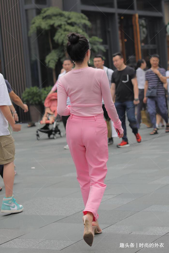 长袖衫 短裤已成过去式,气质女生的秋季长裤穿搭,休闲大方又好看