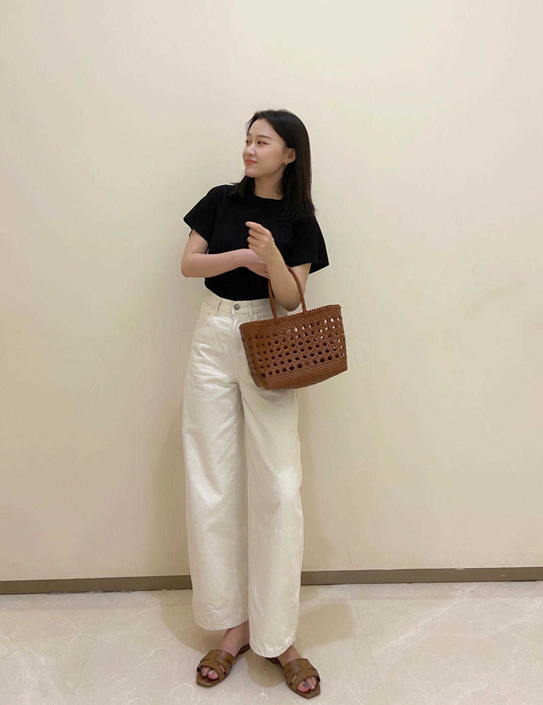 洋气|入秋，小个子适合走气质路线，黑色T恤配白色高腰直筒裤，超洋气