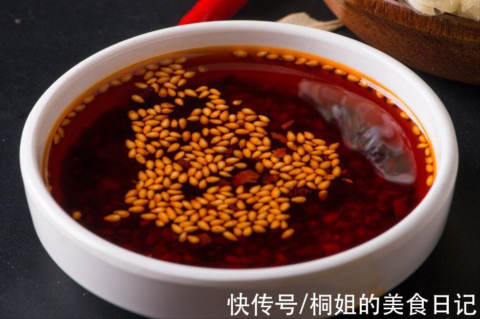 做辣椒油，直接淋热油是错的，大厨教你这样做，又辣又香又入味
