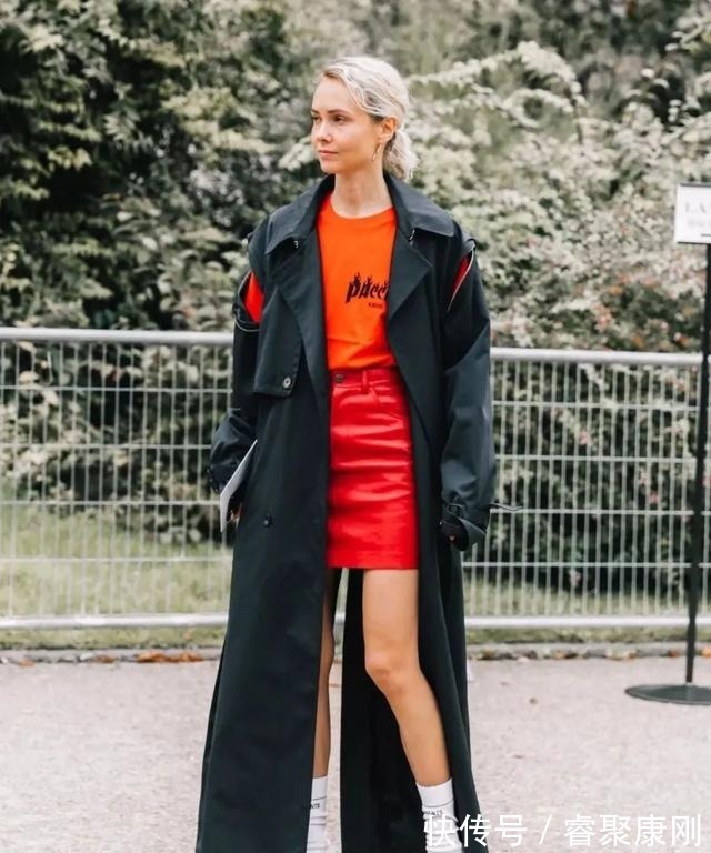 随性|卫衣+半裙=早秋最火混搭套路，时髦又有女人味