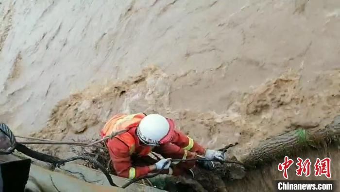 独木桥|踩着没膝的淤泥 山西黎城消防员冒雨解救13名被困村民