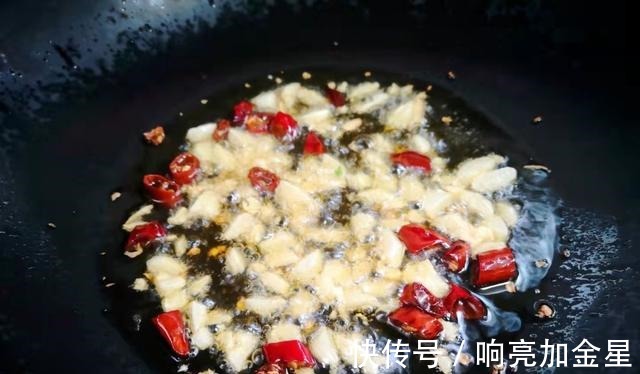 孩子|这两样素菜一起炒,不放肉也很鲜,入秋后多给孩子吃,简单又营养!