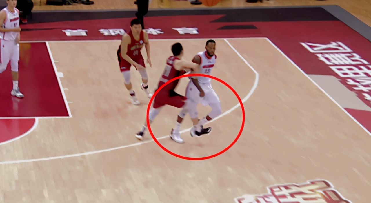 动作|上一场伤2人！这一场伤了FMVP！王骁辉打球的确有点脏了