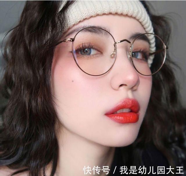 色号 化妆师建议涂口红不要用“嘴抿”,教你正确方法,不沾杯不掉色!