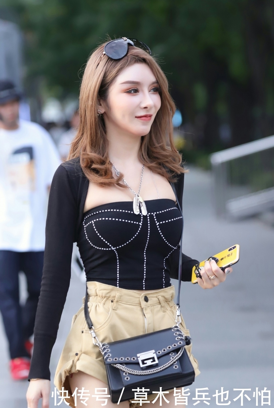 毛衣|南方女孩秋季穿搭,黑色方领毛衣搭配裤腿短裤,帅气和温柔集一身