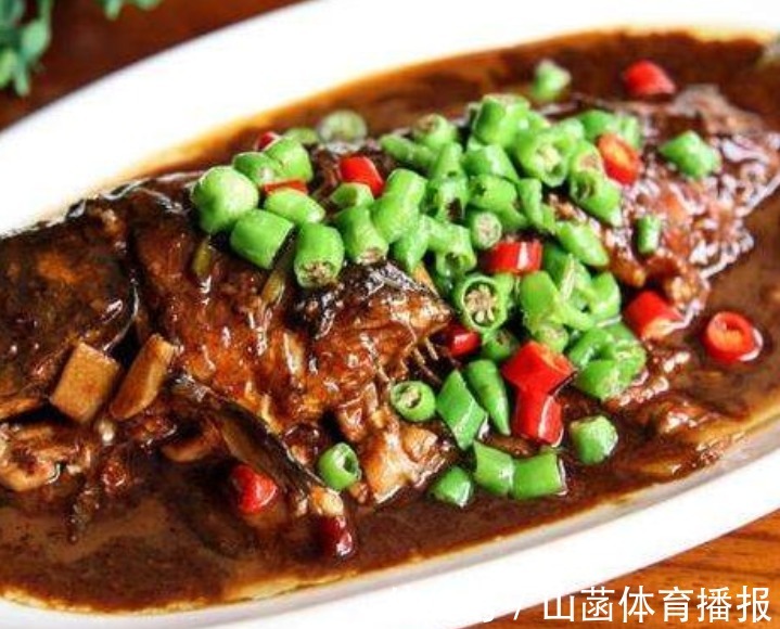 菜肴|红烧鲫鱼,颜色鲜亮味道浓郁,汤汁鲜美,此道菜肴适合给宝宝开胃