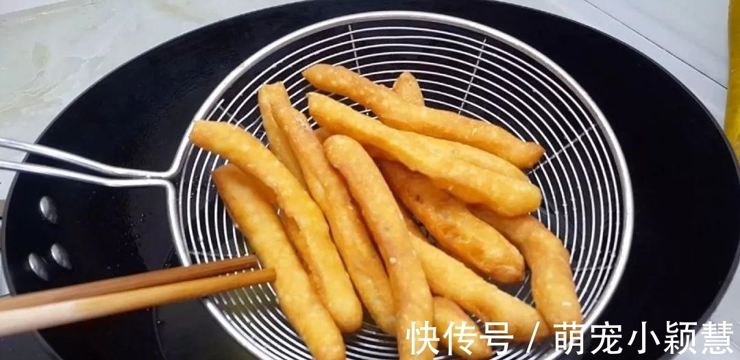 茴香|1斤面粉,2个鸡蛋,筷子搅一下,教你做创意小油条,比麻花好吃十几倍