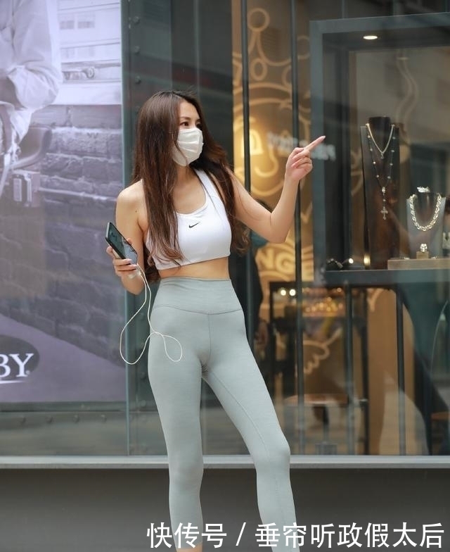 健身女生的时尚穿搭,休闲显瘦“瑜伽裤”,让造型轻松变好看