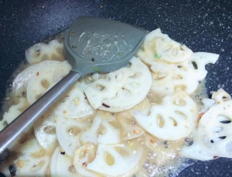 莲藕一下锅炒就发黑？大厨教我1个妙招，藕片白净爽脆超好吃