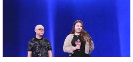 非诚勿扰：200斤女孩遭全场灭灯，离场时扬言：让灭灯的后悔！