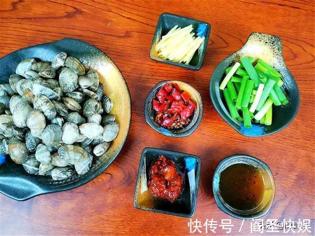 炒花蛤时，有人焯水，有人直接炒，大厨：都不对，教你正确做法