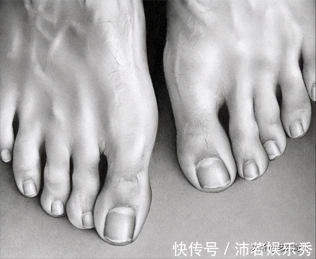 费欣|为了画好人体素描，她把自己当人体模特，一画就是30年