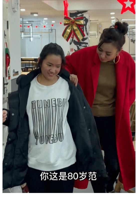 李勒優(yōu)被城市媽媽嫌棄，穿搭被嘲80歲，網(wǎng)友：這是暗示要買新的