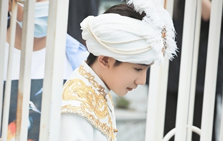 养眼|《奇异剧本鲨》路透:魏大勋异域造型养眼,王源是“在逃王子”吧