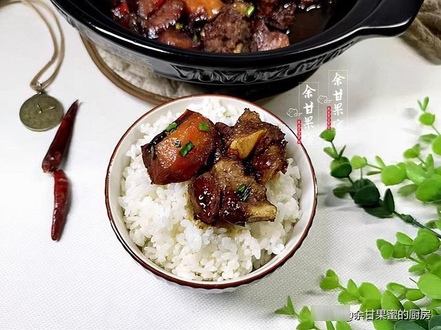 这蔬菜与排骨是完美搭配,鲜香味美好下饭,炖一炖连锅上桌