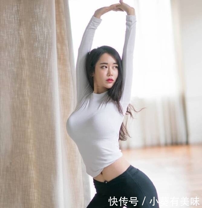 街拍:气质迷人高挑的小姐姐,走心不尴尬,优雅凸显清新的气质!