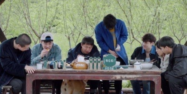 三线|同样吃粉,彭昱畅和张艺兴吃相不同,此就是三线和顶流的差距吗?