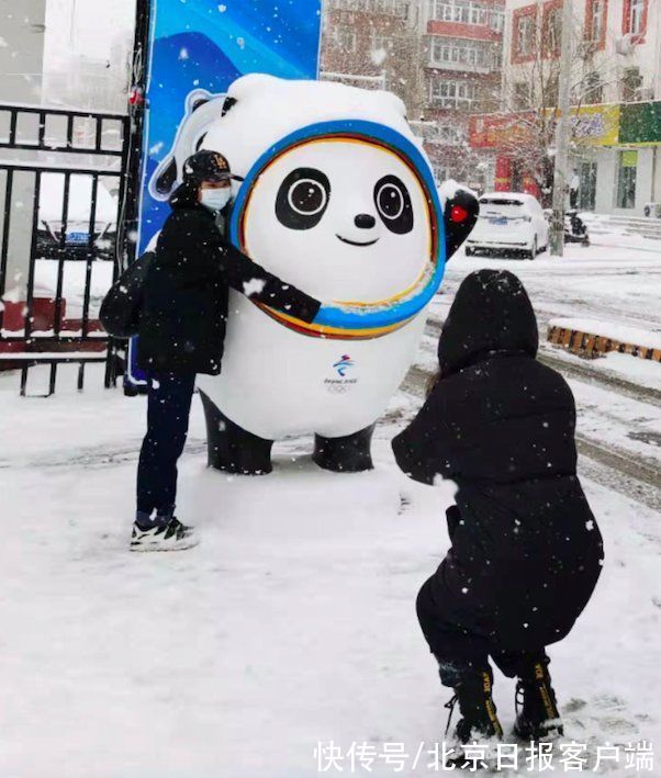 冬奥会|冬奥城市景观成热门打卡点，跟冰墩墩、雪容融合影得排队