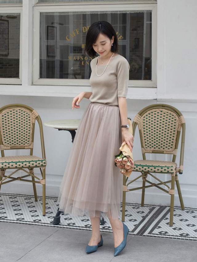 穿搭|35岁的女人怎么穿才优雅?条纹针织衫配A字网纱半身裙,高级洋气