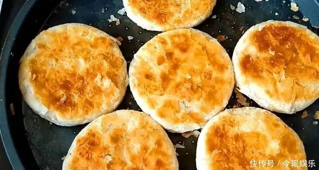 酥饼|这面食我三天两头做一回，做法简单，酥脆掉渣，每次做一锅不够吃