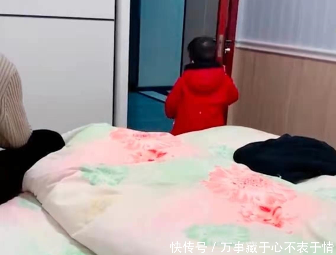 孩子们|男孩哼着小曲去找姐姐,刚进门就被迫离开了,姐姐的威力有多大?