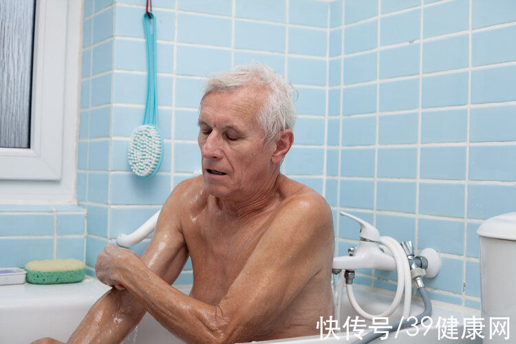 冬天多久洗一次澡更健康?为了生命安全,老年人洗澡要做好这4点