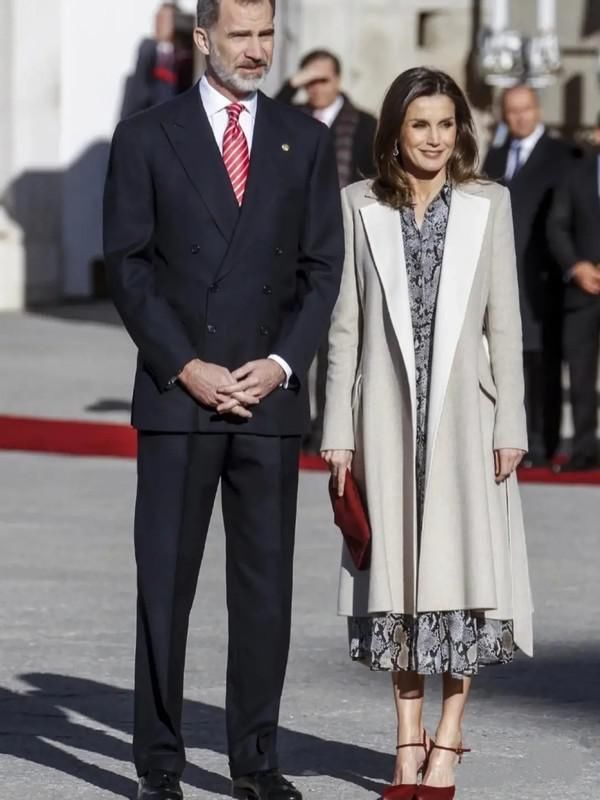 西班牙王后真时髦！碎花裙搭高跟鞋不落俗套，气场比同框男士还强