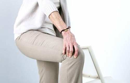 膝盖|老年人膝盖疼，是该静养还是继续运动？听听骨科医生怎么说