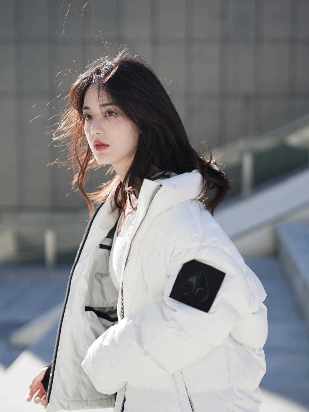 减龄|冬天造型不全是沉闷的!学会“上浅下深”的穿法,明艳又减龄