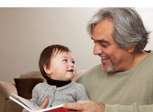 独苗|面对刚出生的“独苗”，姥爷和爷爷凝视半小时，网友：非静止画面