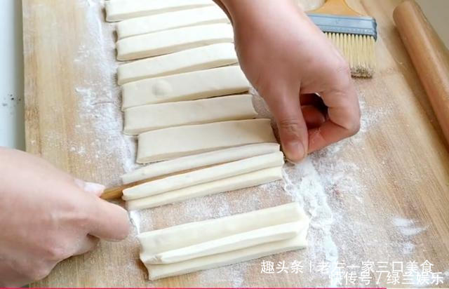 炸油条,传统老配方不用鸡蛋不用酵母,让您找回小时候的味道