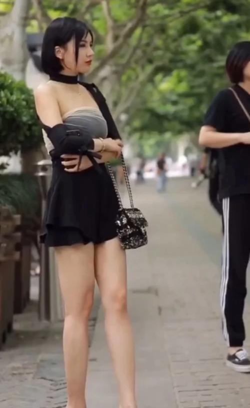小姐姐|街拍:高冷范小姐姐,你的气质与她只差穿搭,裹胸短裙尽显气质