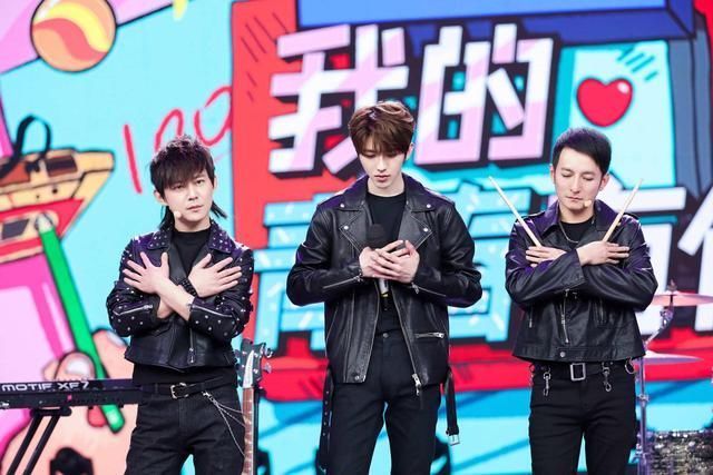 蔡徐坤升级做导师,7000块女款衬衫清爽帅气,踩黑皮鞋终于变成熟