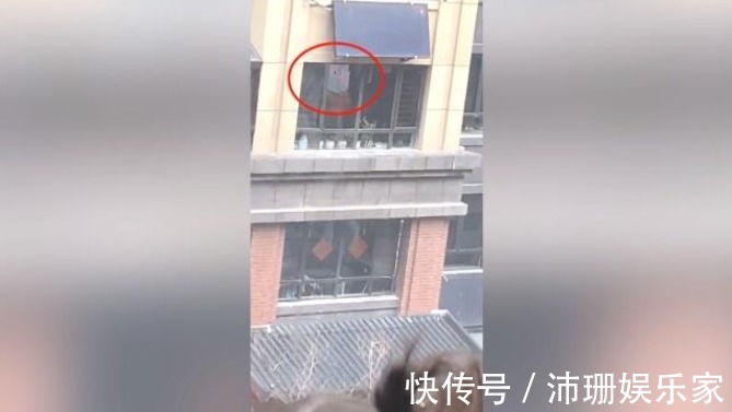 妈妈|女儿每天准时坐在窗前,吃饭也喊不动,妈妈顺窗外一瞧乐坏了