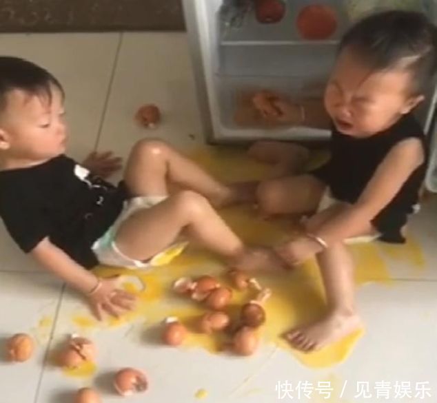 妈妈睡觉时被哭声吵醒, 顺着声音找到厨房后, 眼前的画面把她气哭