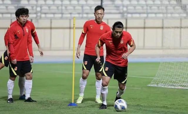 野牛|凌晨0點(diǎn)，上海足球記者做出爭議表態(tài)：阿蘭野牛很意外，球迷罵聲一片