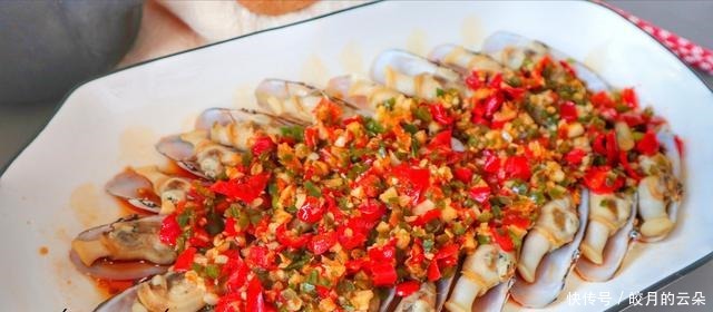 12块钱买500克蛏子,简单一蒸5分钟就上桌,肉质鲜美,吃着很过瘾