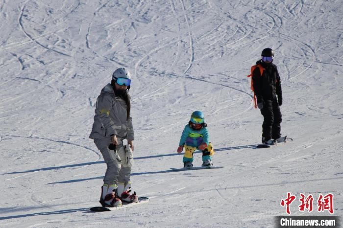 滑雪板|首届新疆阿勒泰滑雪节暨十六届人类滑雪起源地纪念日开幕