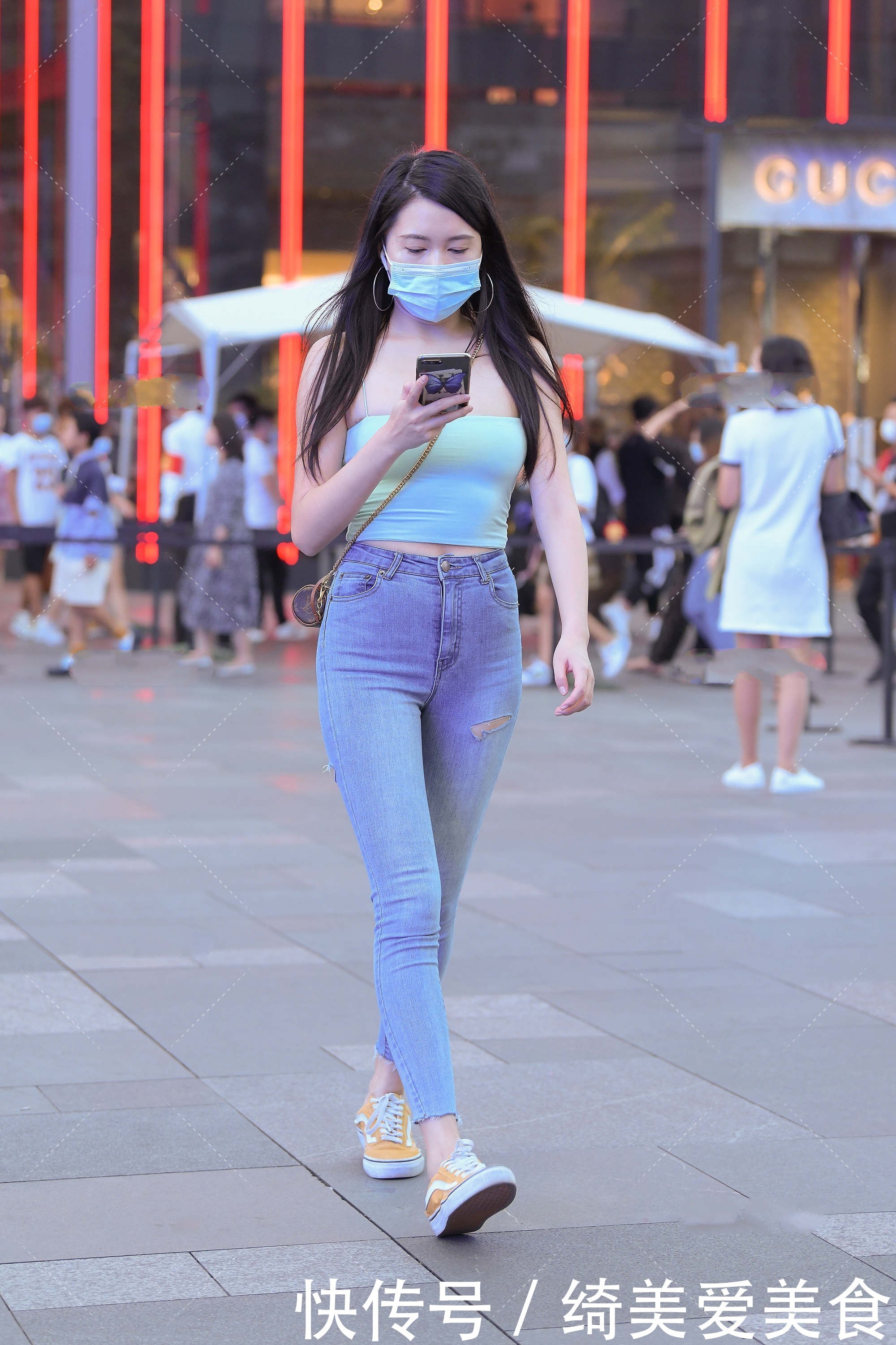 街拍淡青色抹胸吊带搭配牛仔裤，清新自然，简单又不失时尚