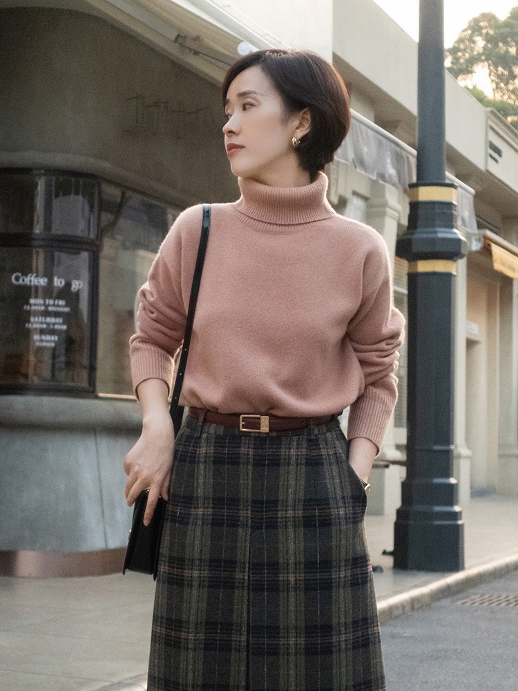 墨绿色|有气质的女人,都爱穿这4种色彩的针织衫,结合半身裙温柔又洋气