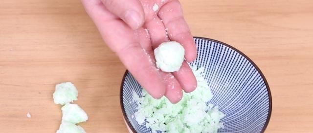 洗衣服时,水里丢几粒小东西,不管多脏都能干净如新,回家试试