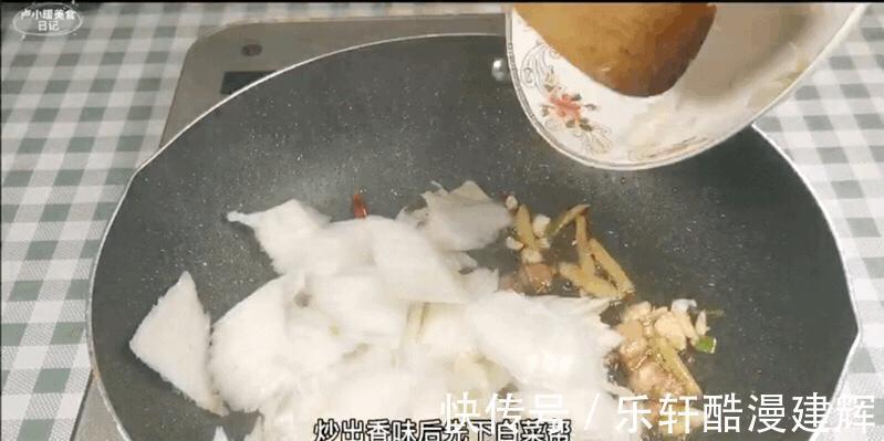 好吃|家庭版炒白菜，做法简单，加上一点肉更好吃