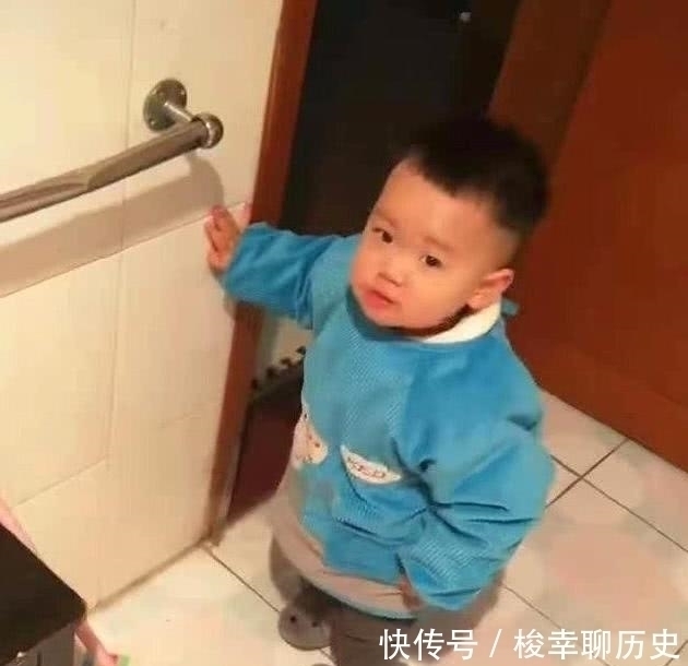 日常生活中|宝爸用完扫帚随手一放,被2岁儿子批评,网友:穿尿不湿的惹不起