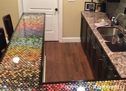 喝啤酒|男子用瓶盖制作了别致的吧台,坐在吧台上喝啤酒或用餐