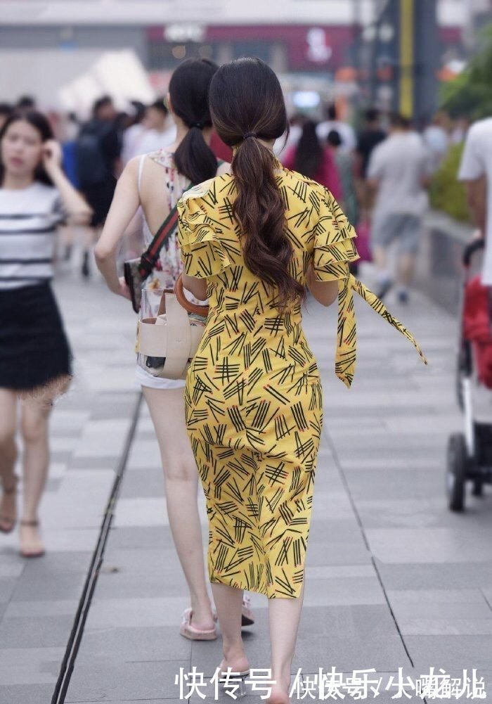 色彩|亮色包臀长裙，搭配一双时髦的水晶高跟鞋，感觉就像是一幅画一样