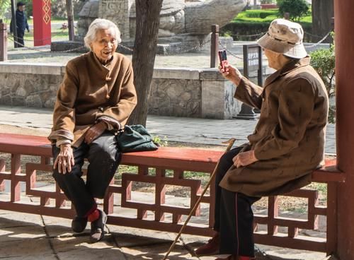 手机|不怕老人玩手机,就怕“网瘾老人”带孩子,3岁孩童查出800度近视